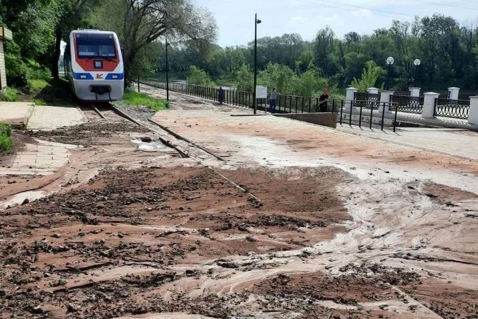 Передвигаться по такому спуску и железной дороге небезопасно. Фото: Роман Буздыга