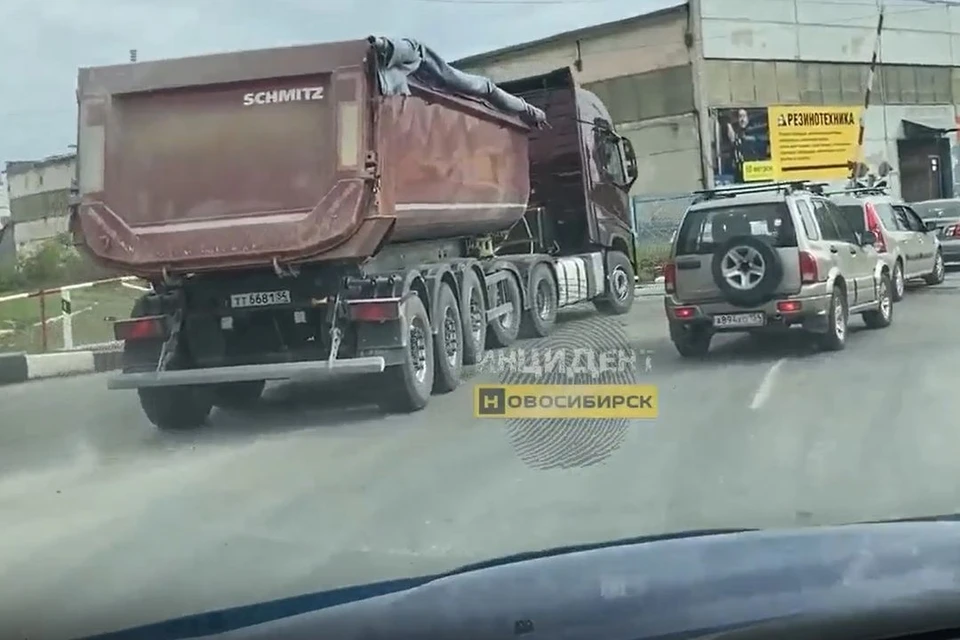 Жительница Новосибирска пожаловалась на водителя грузовика, гнавшего по встречке. Фото: "Инцидент Новосибирск".