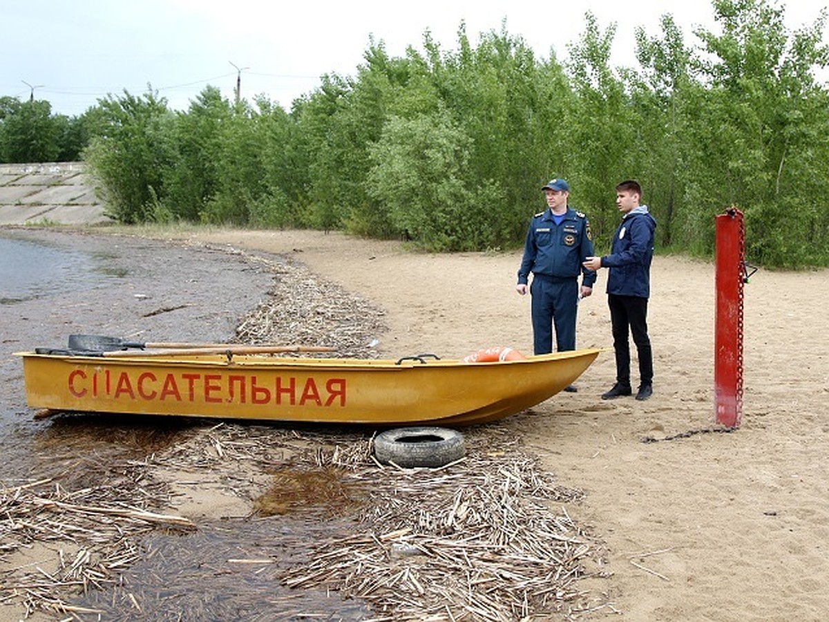 В Казани на пляже «Локомотив» невозможно купаться из-за мусора - KP.RU