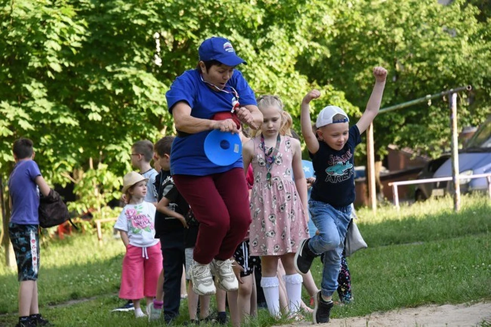 Около спортивной. Фото тренировка на свежем воздухе на стадионе. Помогать двору. Спорт в каждый двор. Мир площадка фото мероприятия.