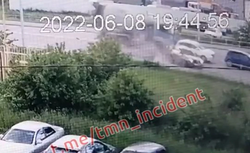 На Лесобазе в Тюмени бетономешалка на скорости снесла три легковушки.