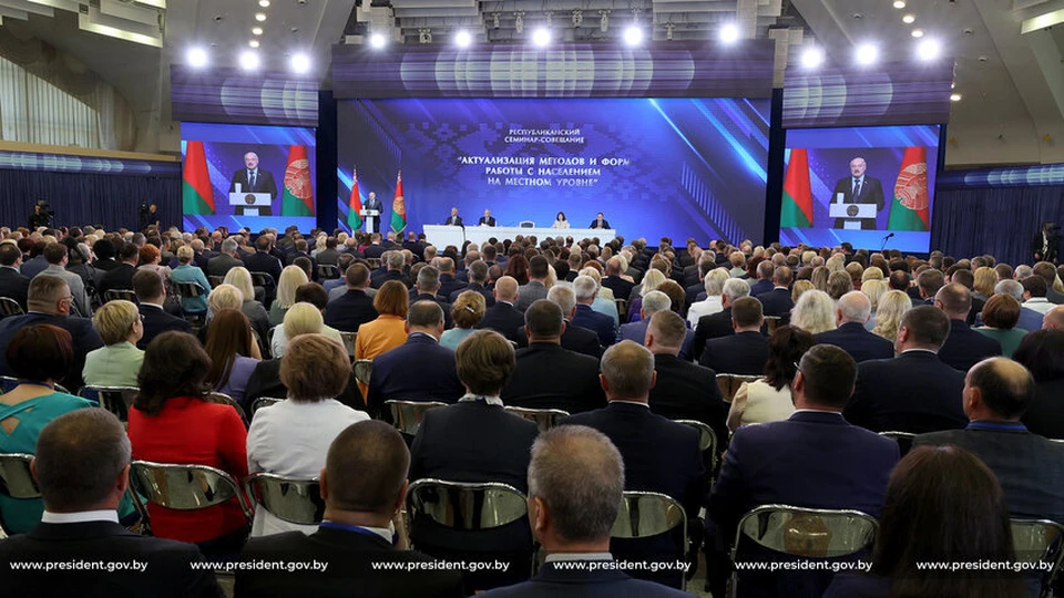 Луашенко также призвал чиновников проводить пресс-конференции по актуальным вопросам. Фото: сайт президента Беларуси