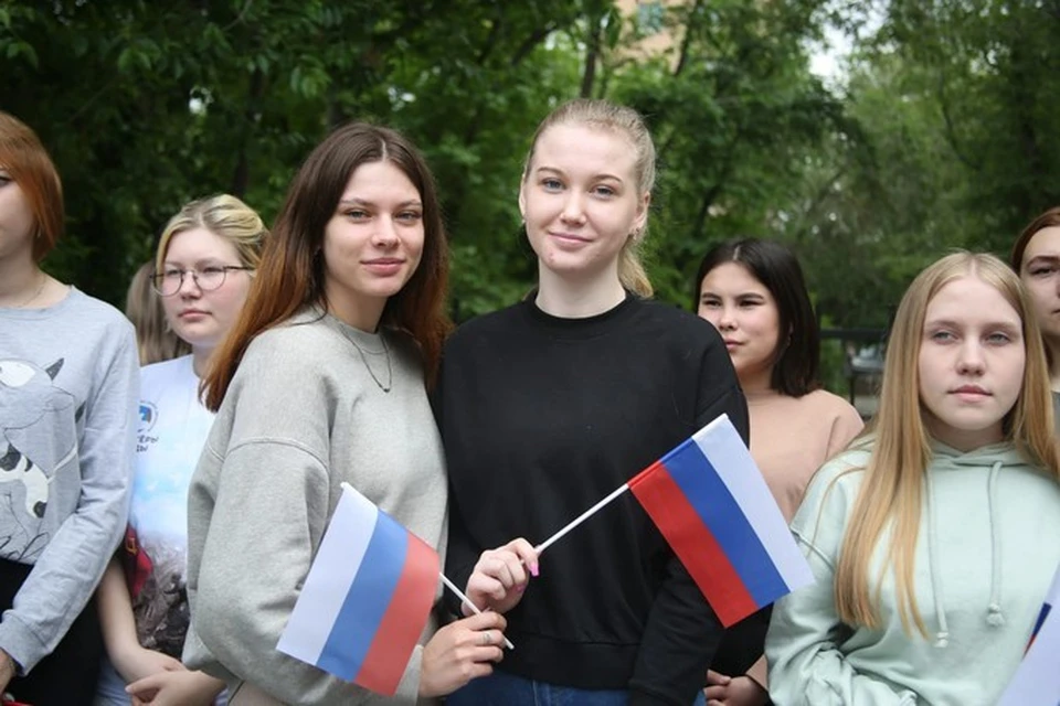 Студенты из Тюмени раздали горожанам ленточки с российским триколором. Фото предоставлено Тюменским колледжем цифровых и педагогических технологий.