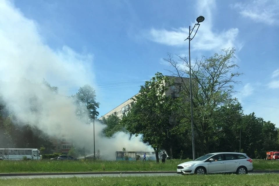 Автобус сгорел на Витебском проспекте. Фото: vk.com/spb_today