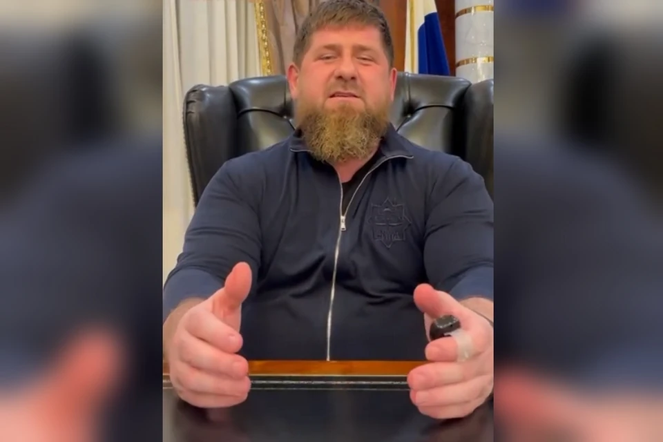 Глава Чечни не снимая носит небольшое устройство на руке. Фото: стоп-кадр видео