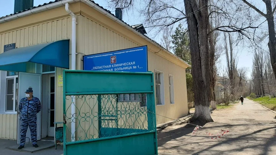 Мужчина лежит в инфекционке.
