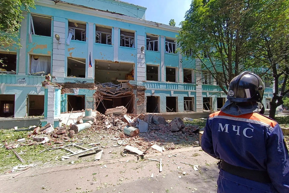 Донецкая школа после обстрела ВСУ.