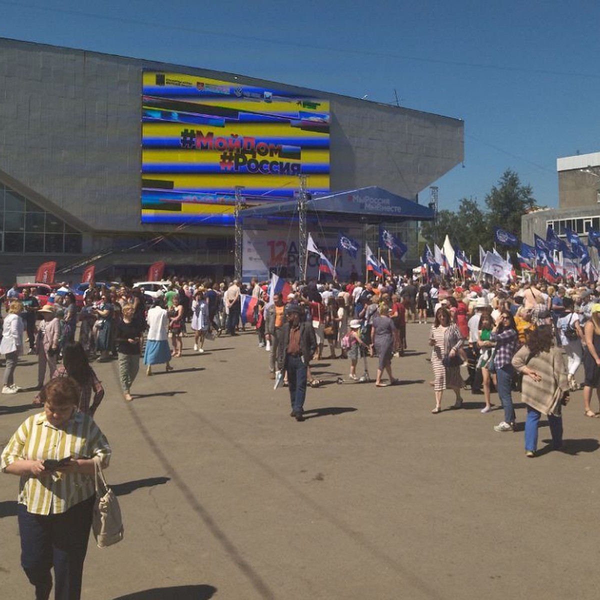 На Байкальской ярмарке в Иркутске в День России съели пятиметровый пирог и  провели чемпионат по поеданию поз - KP.RU