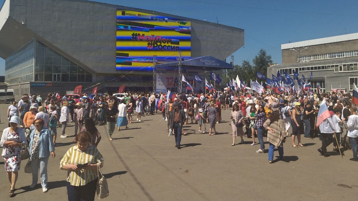 На Байкальской ярмарке в Иркутске в День России съели пятиметровый пирог и  провели чемпионат по поеданию поз - KP.RU