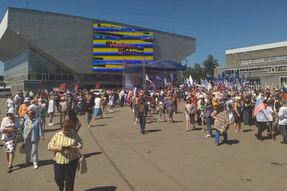 На Байкальской ярмарке в Иркутске в День России съели пятиметровый пирог и провели чемпионат по поеданию поз