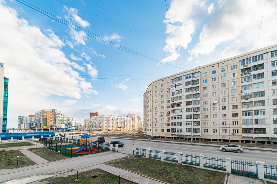 Многих, кто впервые приезжает в Якутск, удивляют дома на сваях. Эта технология, на которую строители вынуждены идти, чтобы уменьшить воздействие тепла от зданий на мерзлоту. Фото: t.me/photo_yakutsk