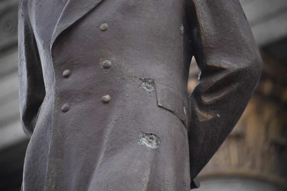 Фрагмент памятника в Мариуполе, обстрелянного в ходе спецоперации.