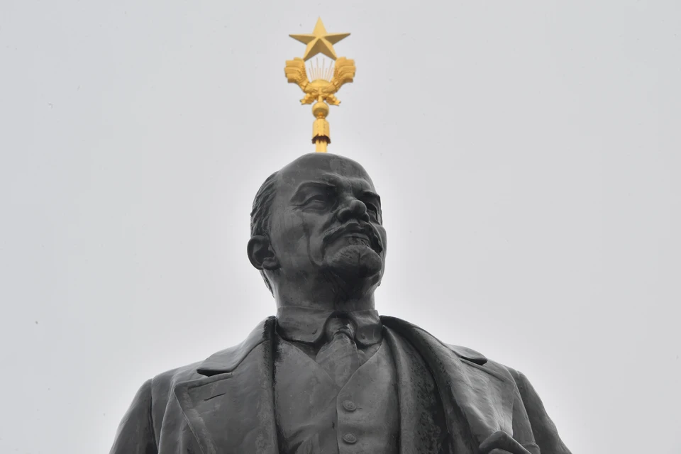 Памятник Ленину в Москве на ВДНХ ухожен и сияет.