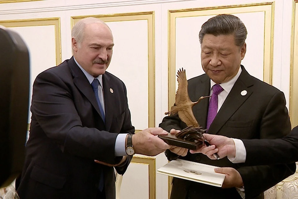В 2019-ом Лукашенко подарил на день рождения Цзиньпину бронзового аиста и продукты. Фото: БелТА