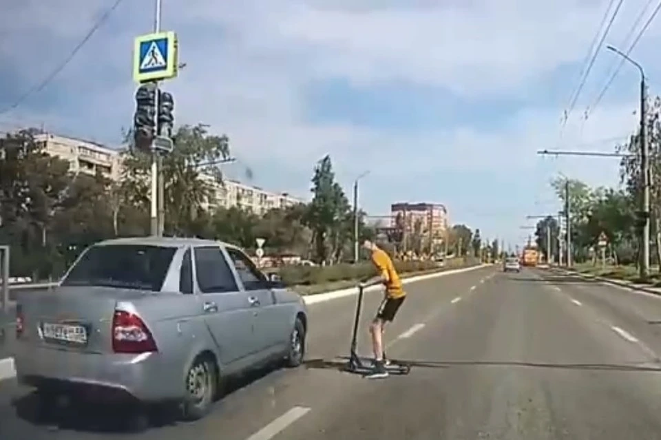 Чуть не сбили. Сбил парня на самокате. Сбили мальчика на самокате в Ясенево.