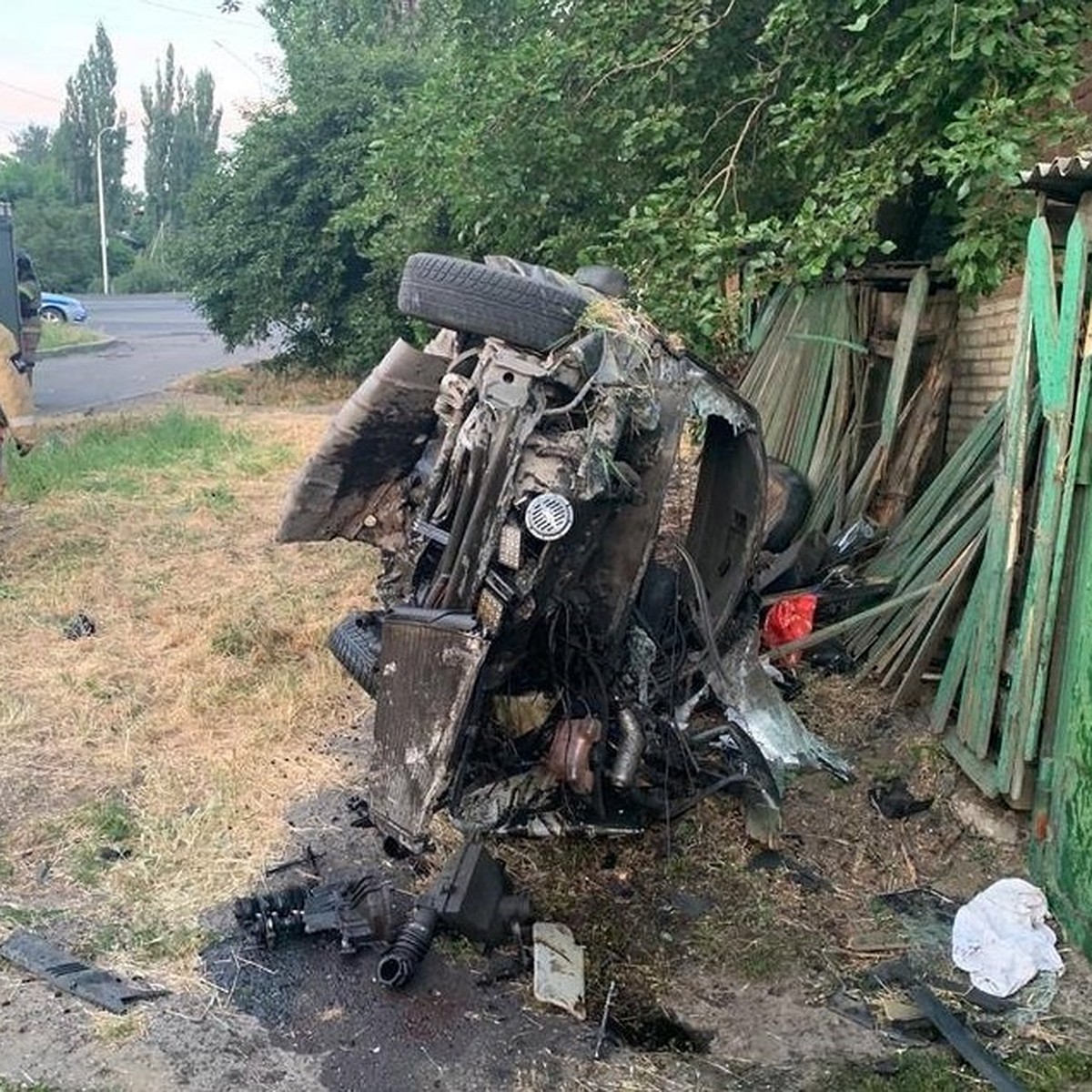 В Новочеркасске водитель въехал в забор, пострадали шесть человек, в том  числе ребенок - KP.RU