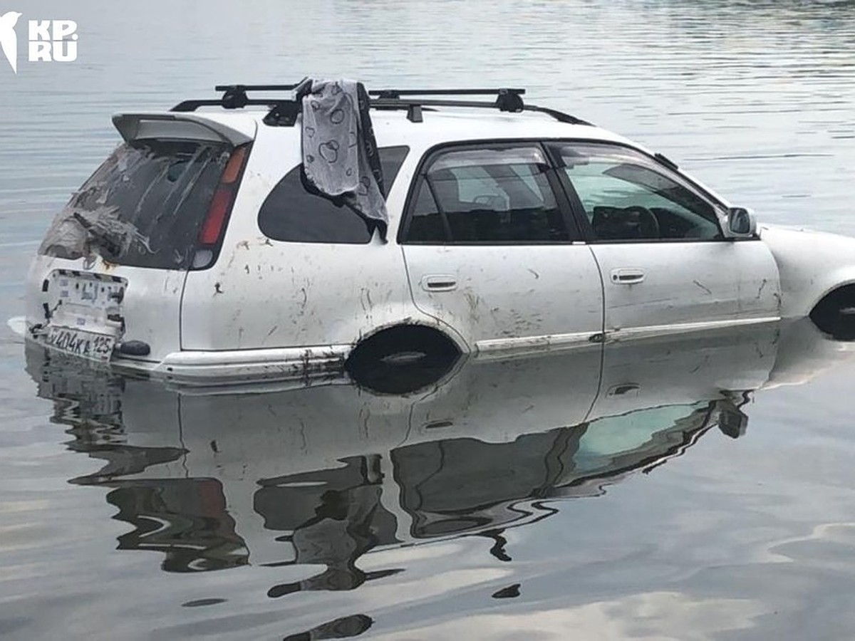 «Оттаял с зимней рыбалки»: во Владивостоке нашли брошенную в воде машину -  KP.RU