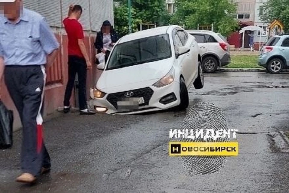 В Новосибирске водитель такси угодил колесом в подвал Фото: "Инцидент Новосибирск".