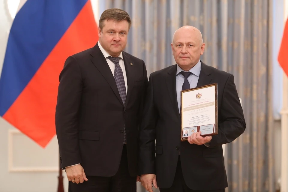 Официально Геннадий Шмидт (справа) получил должность как финалист правительственного конкурса, но при нем политика ГЖИ была уж очень выгодна про-ростовскому лобби.