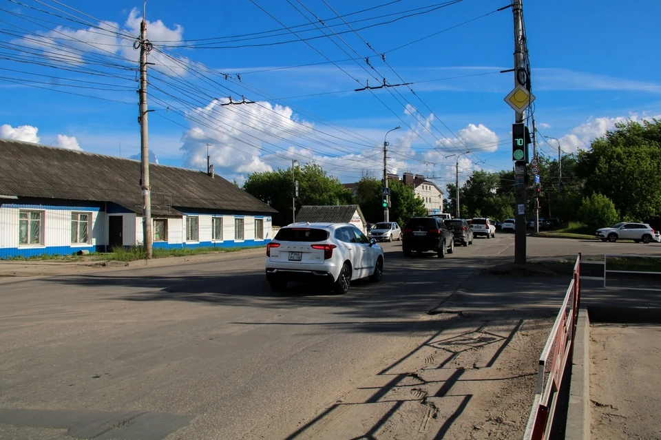 Заменят изношенный слой асфальта от Тарутинской до пересечения с улицей Радищева.
