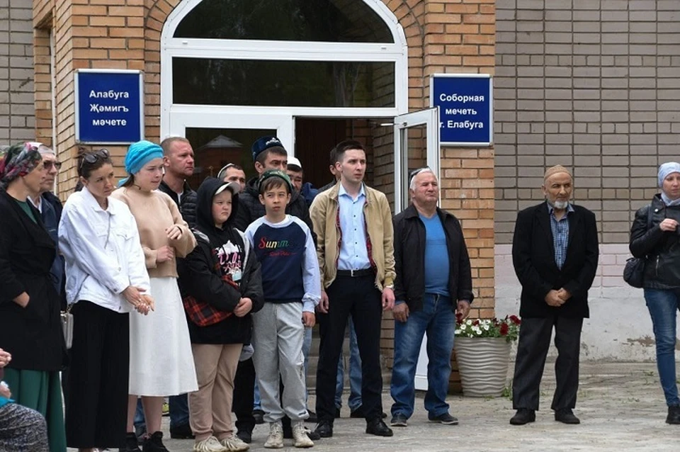 С добровольцем простится пришли родные и близкие. Фото: городелабуга.рф