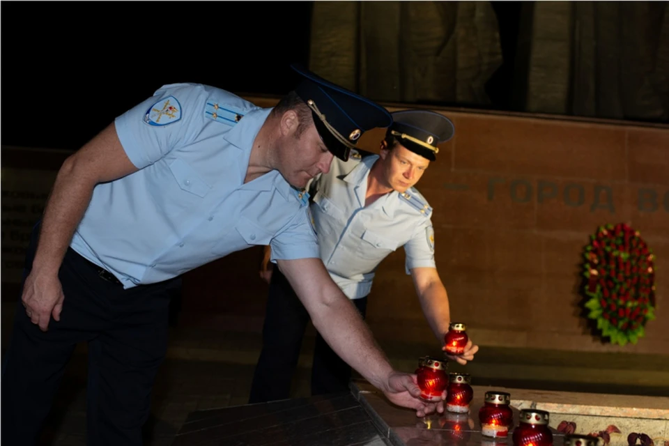 Полицейские поставили свечи на Чижовском плацдарме.