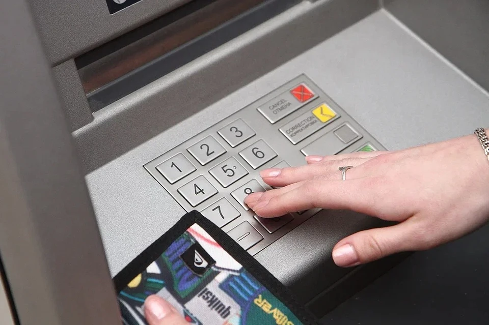 Прежде чем снять наличку в банкомате, стоит поинтересоваться, берут ли с нужной суммы комиссию.