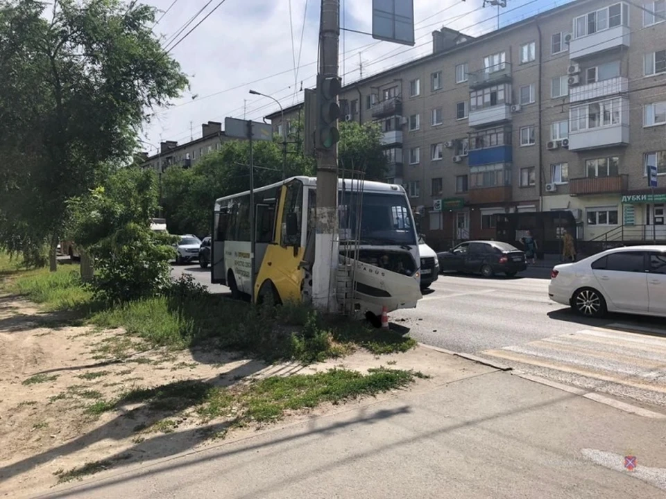 Автобус 59 волгоград сегодня. Авария в Волгограде с автобусом. Авария автобус Волгоград 2022. ДТП В Волгограде вчера Тракторозаводского района.