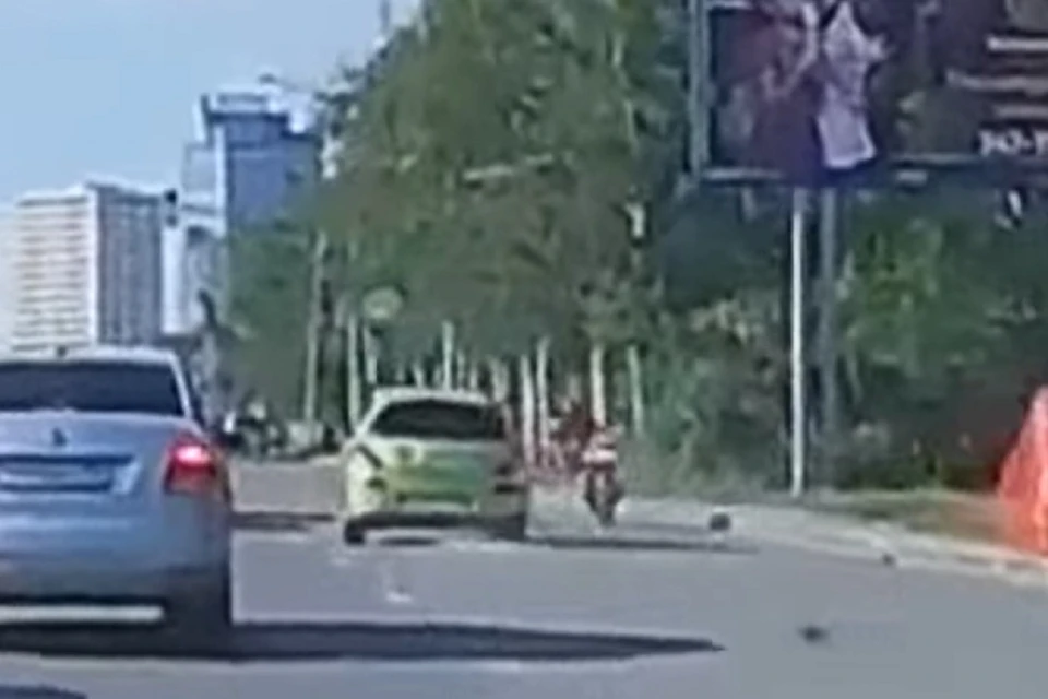 Видео, как мотоциклист врезался в иномарку в Новосибирске, появилось в соцсетях. Фото: стоп-кадр.