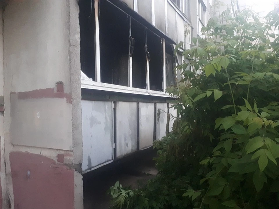 Комната выгорела полностью, но люди спаслись.