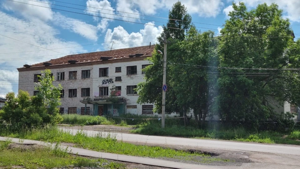 Здание на улице Ленина, 18 находится в аварийном состоянии и никак не используется уже 11 лет. Фото: Михаил Трофимов, vk.com/m_trofimov