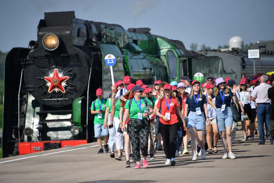 200 школьников из России и Беларуси приехали в военный парк "Патриот" на "Поезде памяти"