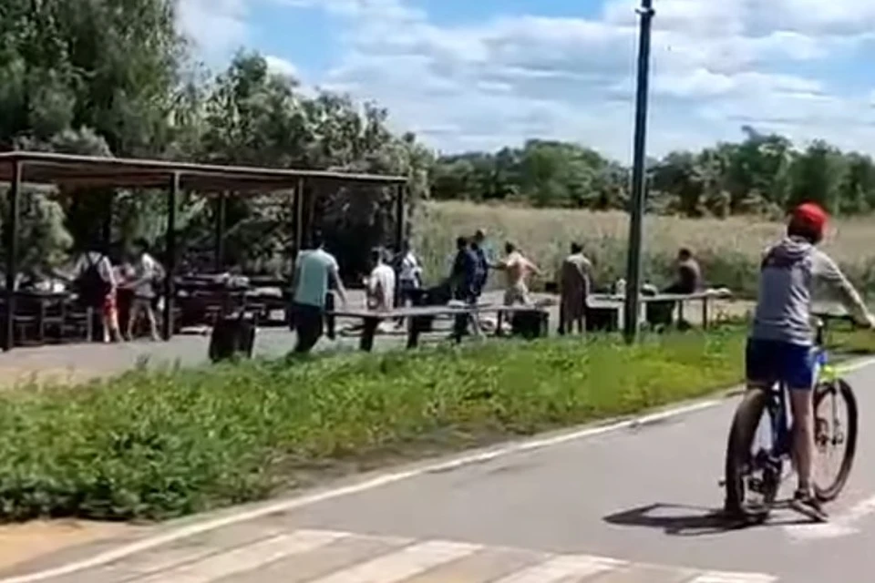 Магнитогорцы напились и устроили драку средь бела дня Фото: скрин из видео Артема Сабирова