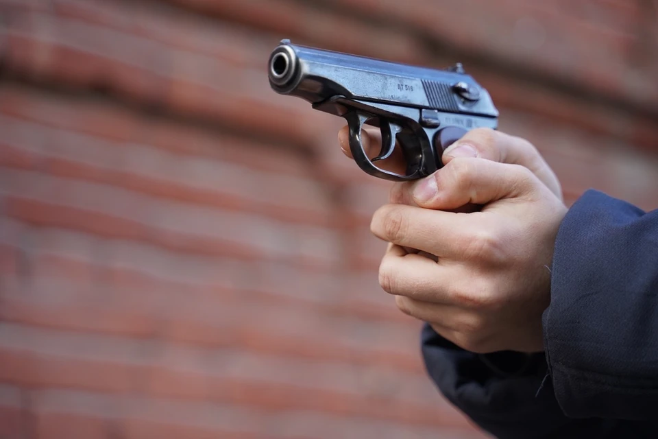 Сильно пьяный полицейский устроил стрельбу на улице в Оренбурге