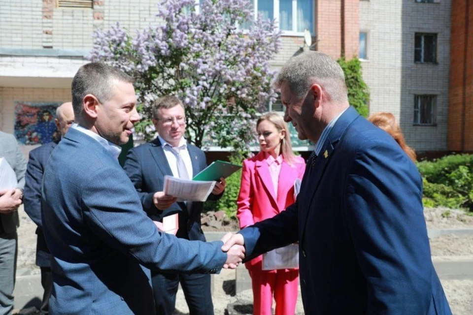 Врио губернатора Михаил Евраев с членами рабочей группы «Губернаторский контроль» во время проверки социально значимых объектов в Рыбинске.