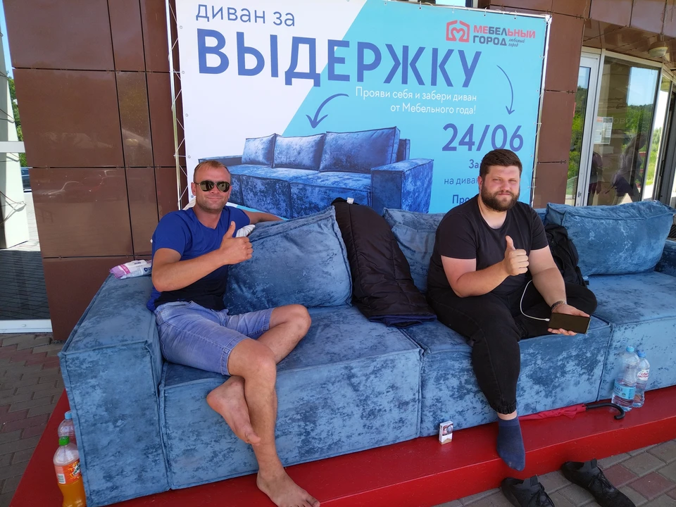 На этом диване Андрей (слева) и Станислав сидели с 24 июня. Фото Владимира НОСОВА.