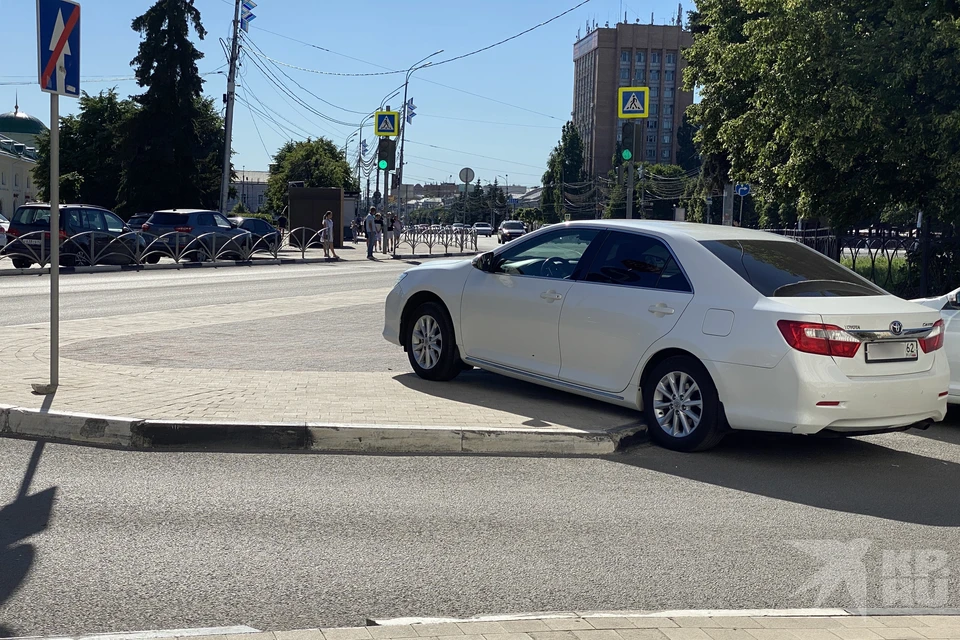 В центре Рязани засняли Toyota, нагло припарковавшуюся на тротуаре у пункта полиции.