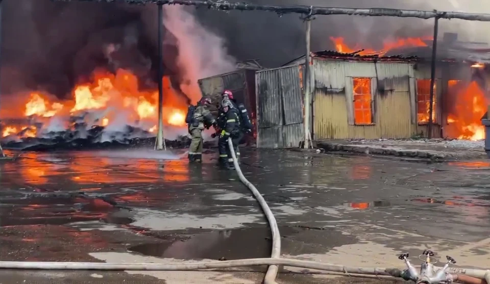 Спасатели локализовали пожар в ангарах на Каширском шоссе.