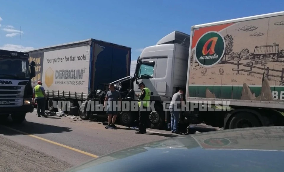 Под Ульяновском УАЗ зажало между фурами, погибли люди