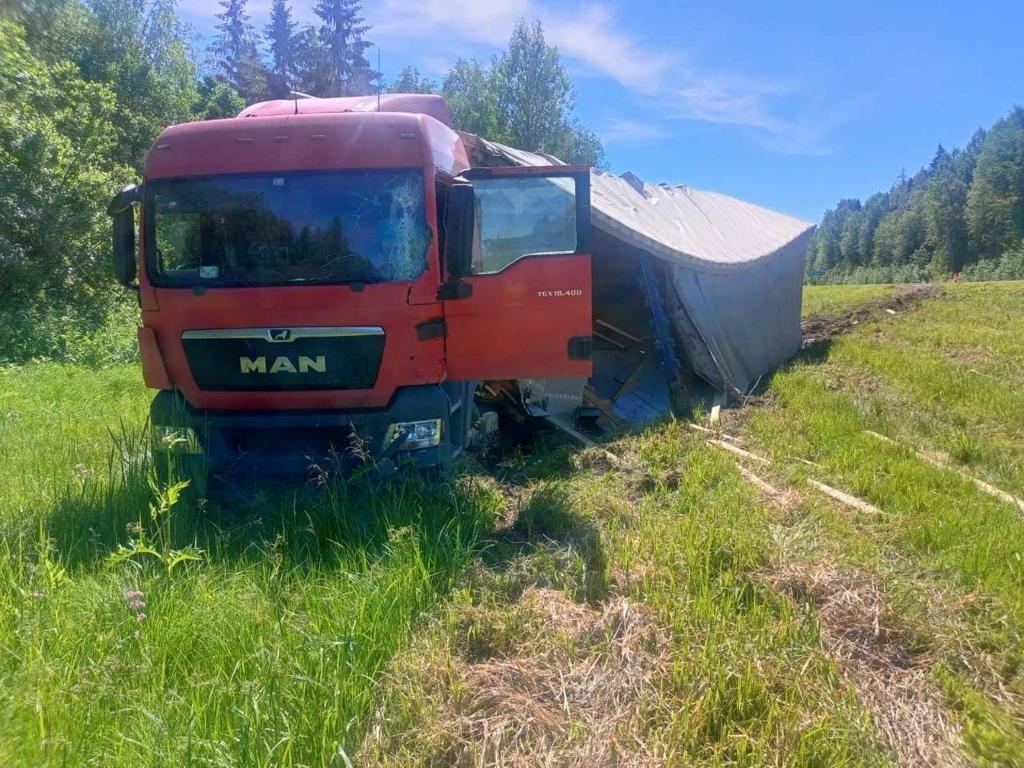 Грузовик на трассе. ДТП В Сокольском районе Вологодской. ДТП С фурой в Вологодской области. Авария в Вологодской области в Сокольском районе.