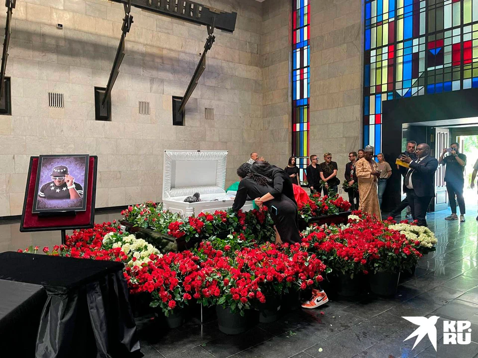 Пьер Нарцисс будет похоронен в черной кепке, усыпанной стразами