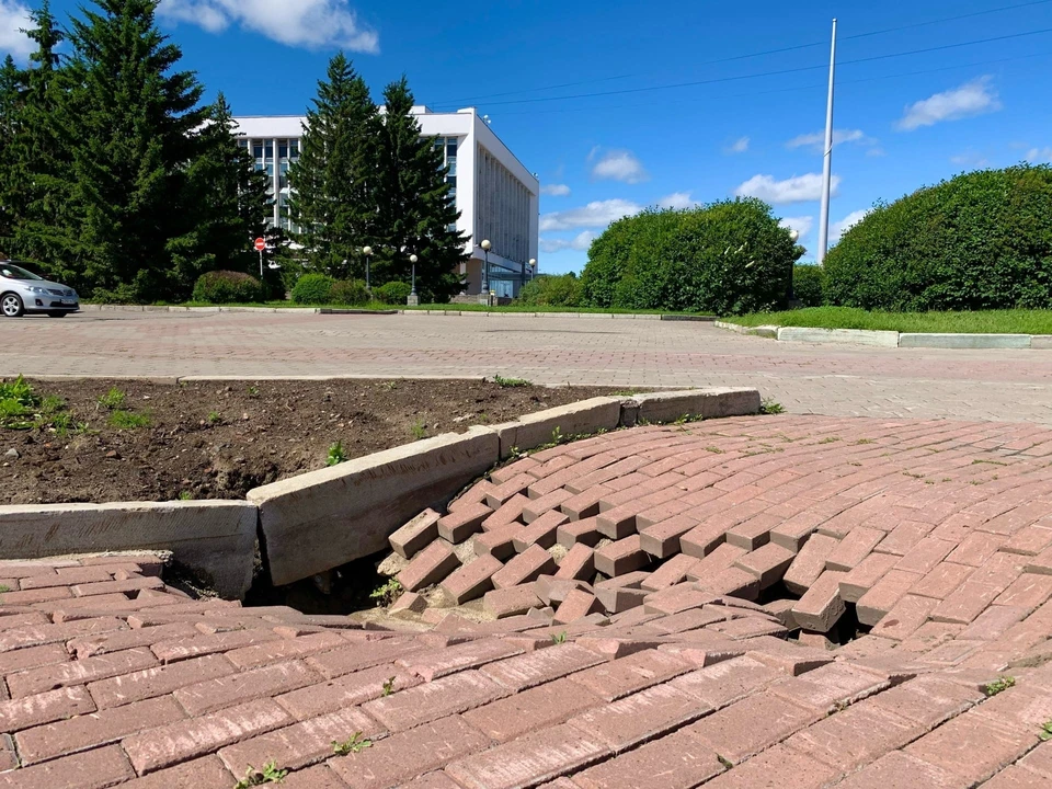 В Томске в Губернаторском квартале возле здания региональной администрации обвалился тротуар.