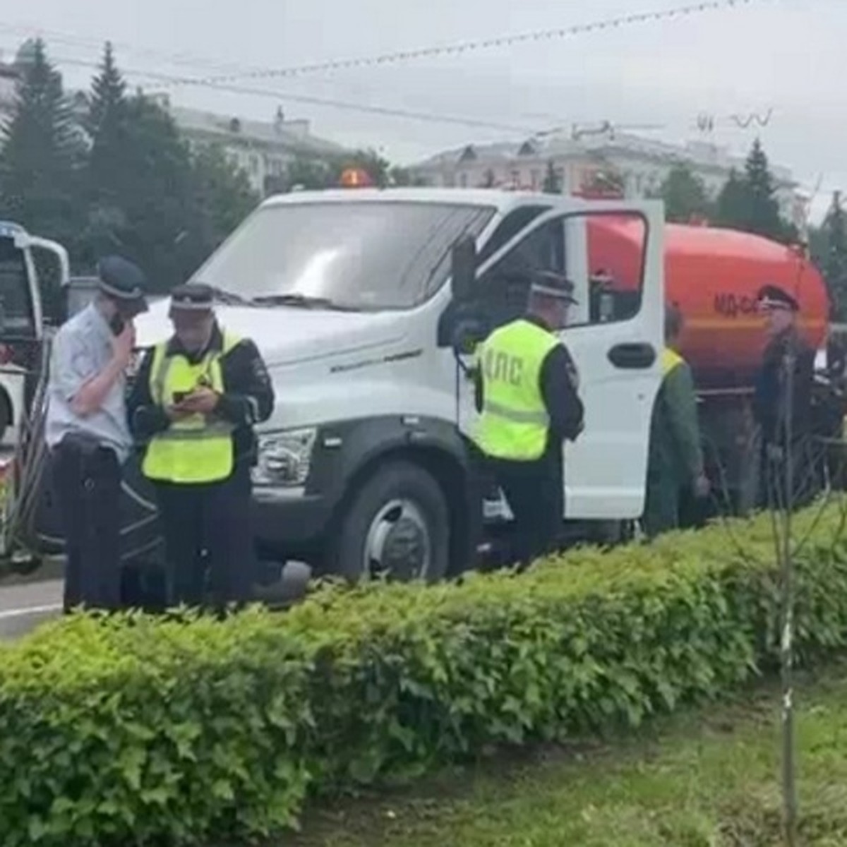 В Уфе сдававшая назад поливомоечная машина насмерть задавила пожилого  мужчину - KP.RU