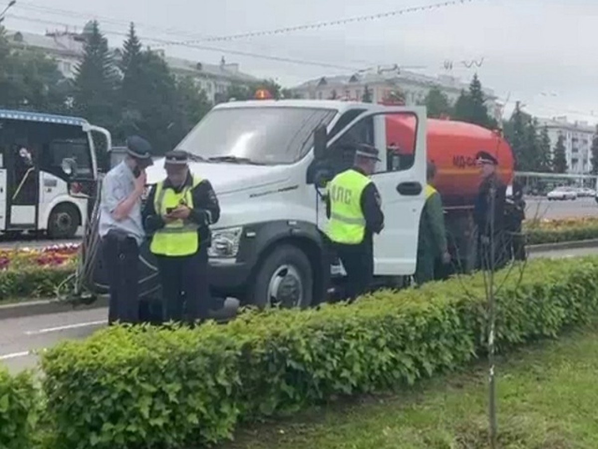 В Уфе сдававшая назад поливомоечная машина насмерть задавила пожилого  мужчину - KP.RU