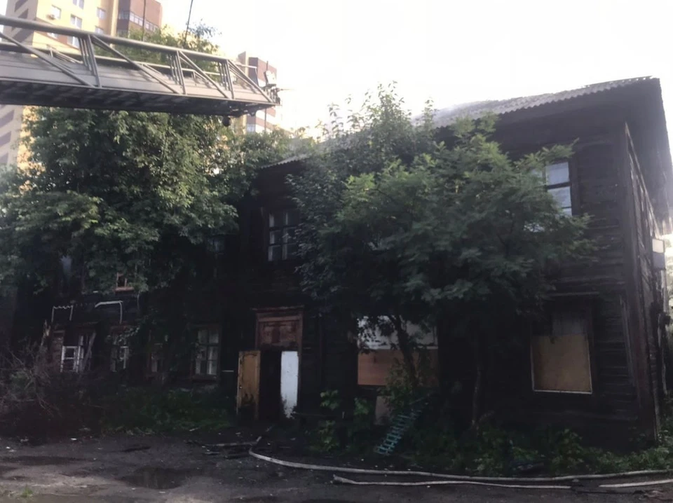 В Тюмени на площади 250 квадратных метров горела нежилая деревянная двухэтажка
