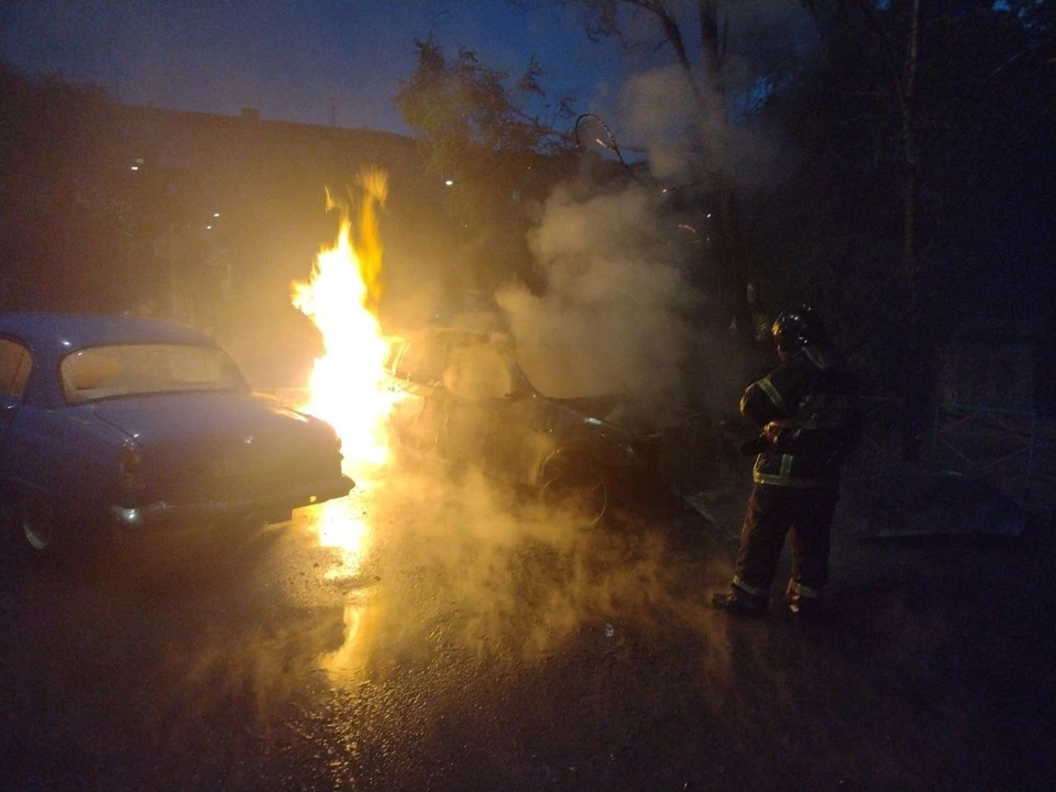Ночью в центре Волгограда сгорели две машины