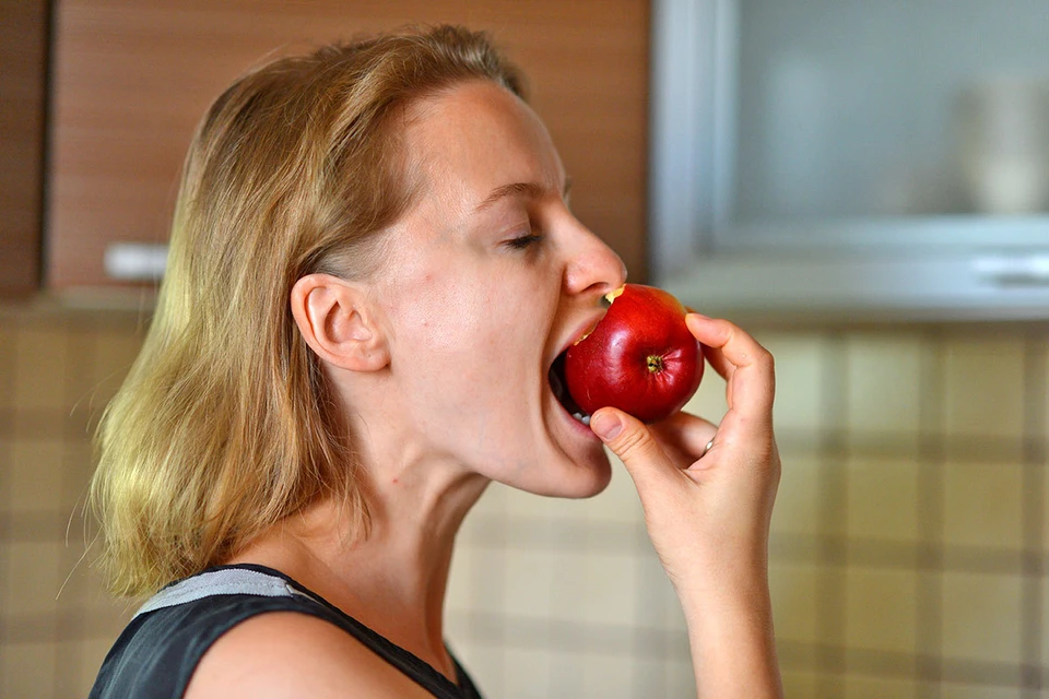Кто яблоко в день съедает, у того врач не бывает?
