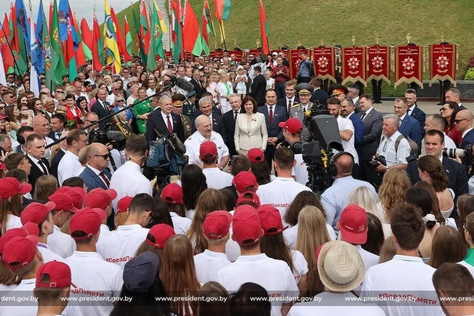 Президент Беларуси пообщался с участниками молодежной акции "Поезд Памяти". Фото: presidetn.gov.by