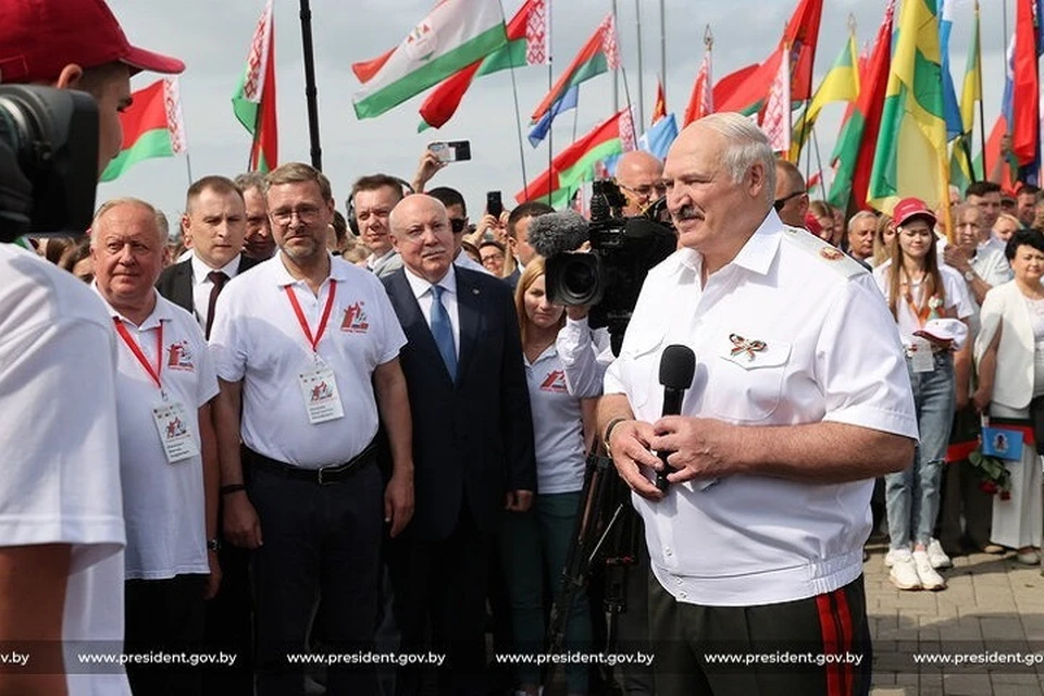 Момент общения Александра Лукашенко у Кургана Славы. Фото: president.gov.by