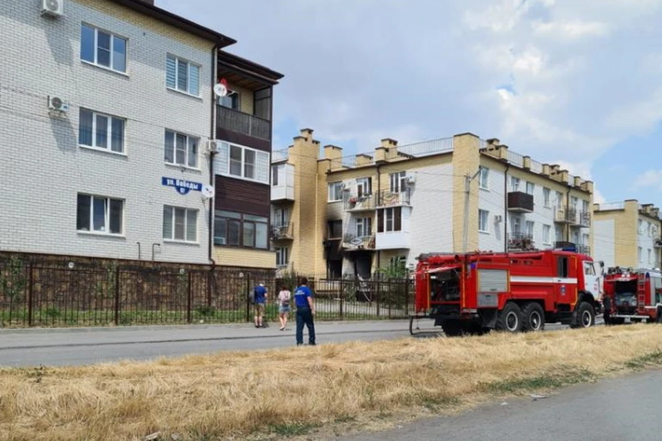 В трехэтажке даже вылетел балкон. Фото: читатель "КП - Ростов-на-Дону"